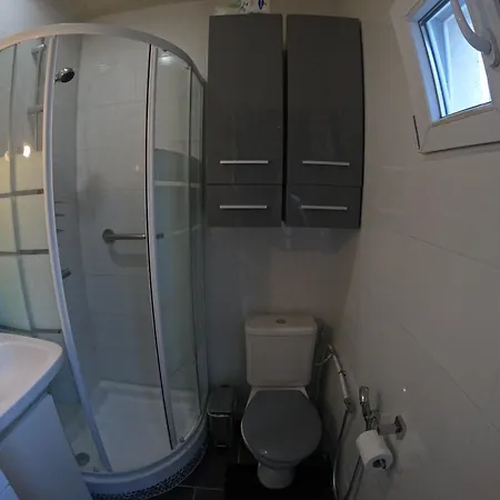 Privatunterkunft 4 Personnes 2 Lits Proche Metro 5 - Salle De Bain, Toilettes Et Cuisine Sont Commune